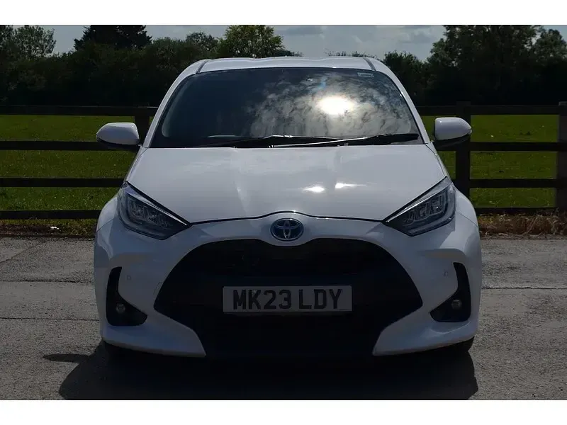 Used Toyota Yaris Design 116 HP (85 kW) 2023 White Hatchback