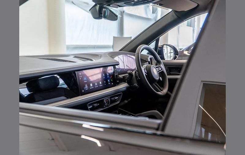 Used Porsche Cayenne 348 HP (255 kW) 2025 Black SUV