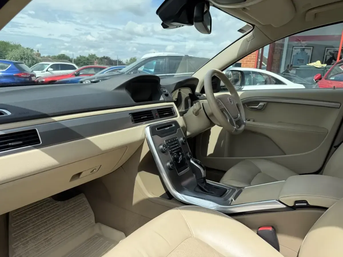 Used Volvo XC70 SE Lux 181 HP (133 kW) 2014 Gold Estate
