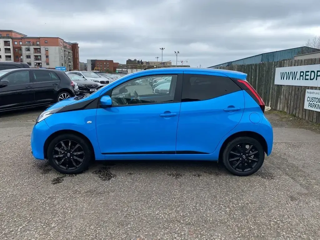 Used Toyota Aygo x-press 72 HP (52 kW) 2018 Blue Hatchback