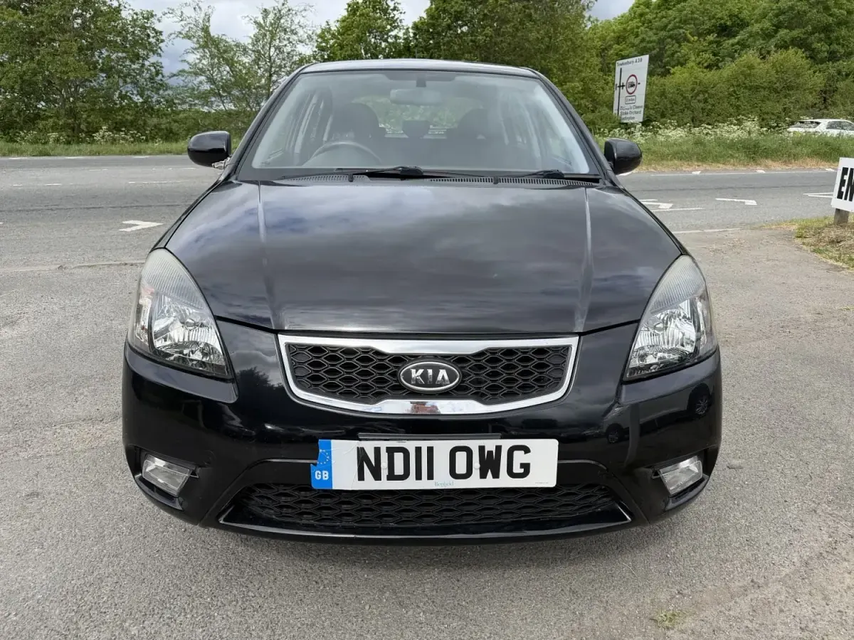 Usado Kia Rio 95 HP (69 kW) 2011 Preto Citadino