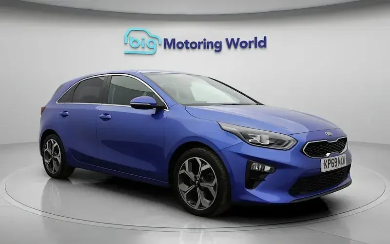 Usado Kia Ceed 140 HP (102 kW) 2019 Azul Citadino