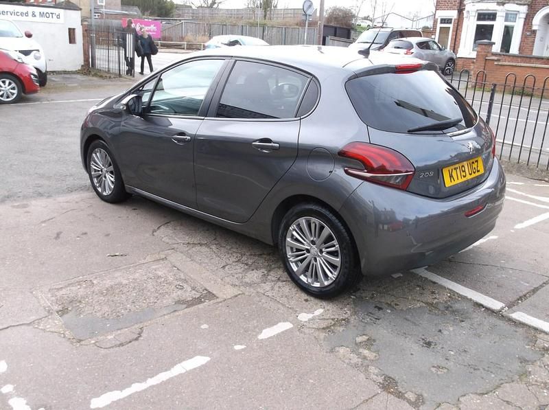 Used Peugeot 208 Signature Sky 82 HP (60 kW) 2019 Grey Hatchback