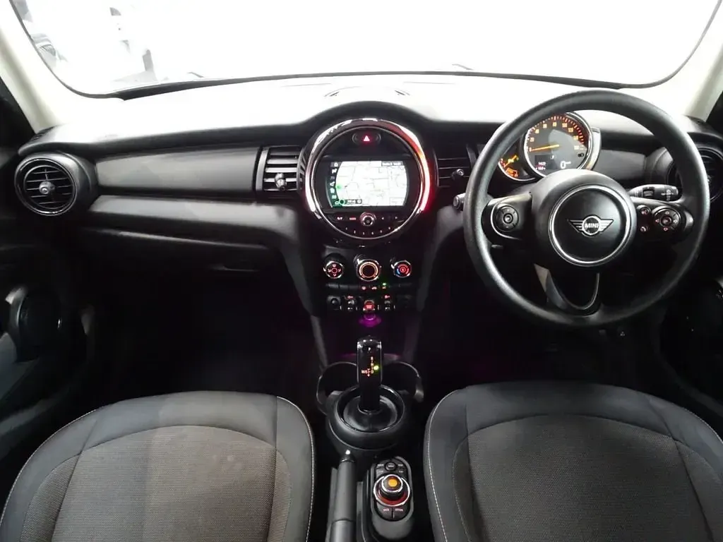 Używany Mini ONE Comfort 102 KM (75 kW) 2020 Zielony Hatchback