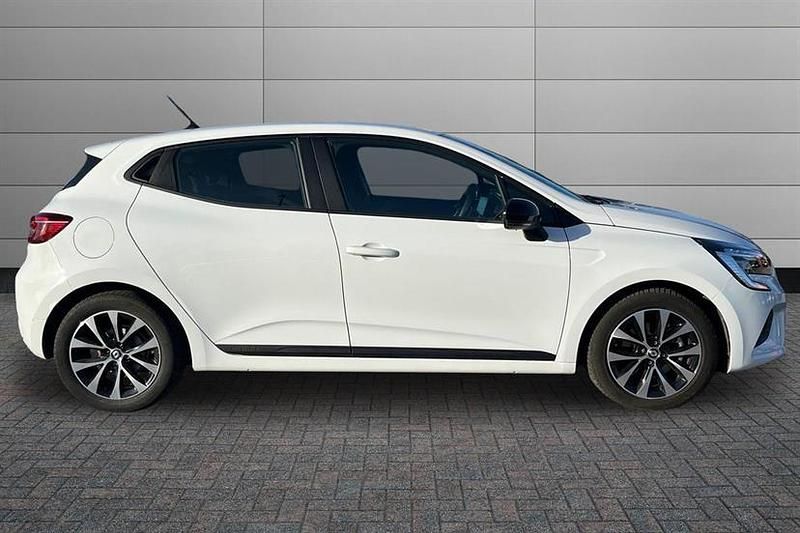 Used Renault Clio V Evolution 145 HP (106 kW) 2023 Glacier white Hatchback