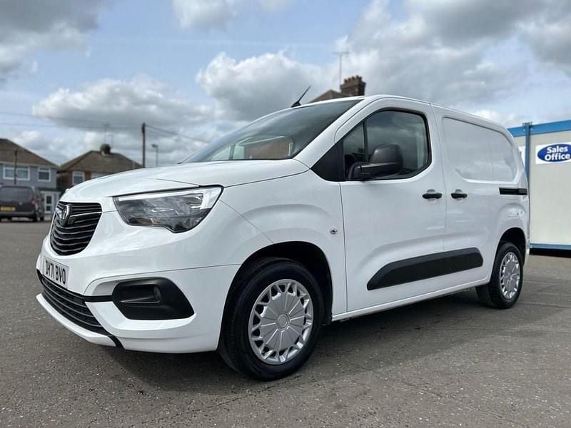 Second-hand Vauxhall Combo Sportive 100 CP (73 kW) 2021 Alb Monovolum