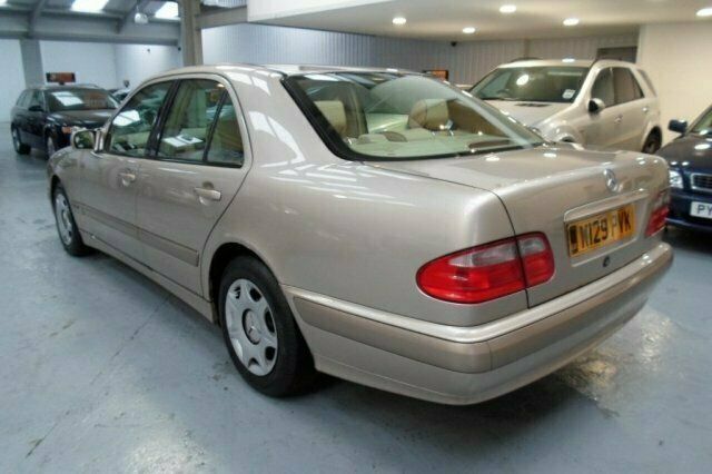 Begagnad Mercedes E200 Classic 2000 Sedan