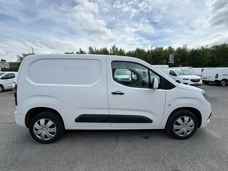 Used Vauxhall Combo Sportive 100 HP (73 kW) 2021 White MPV