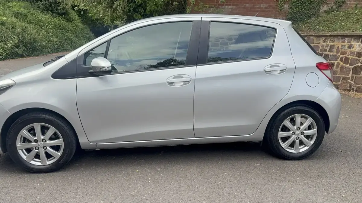 Used Toyota Yaris Multidrive S 101 HP (74 kW) 2012 Silver Hatchback