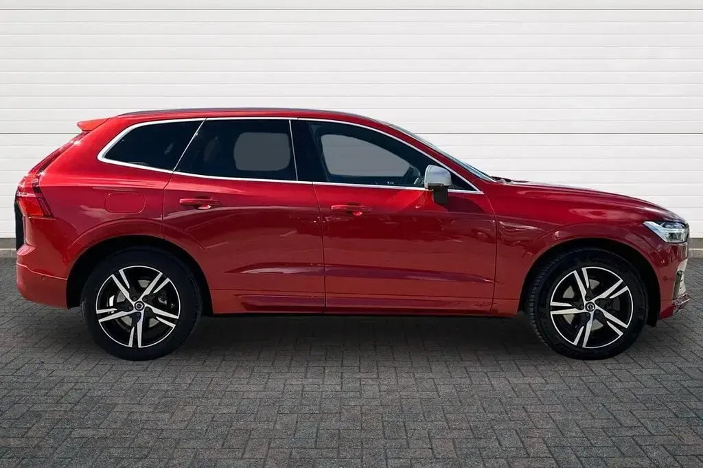 Used Volvo XC60 R-Design 250 HP (183 kW) 2018 Red SUV