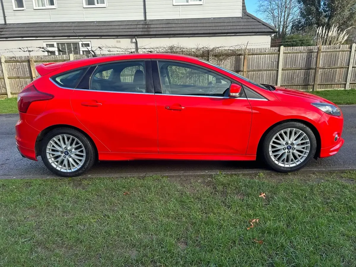 Used Ford Focus Zetec 115 HP (84 kW) 2013 Red Hatchback