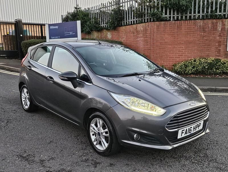 Begagnad Ford Fiesta Zetec 2016 Grå Halvkombi