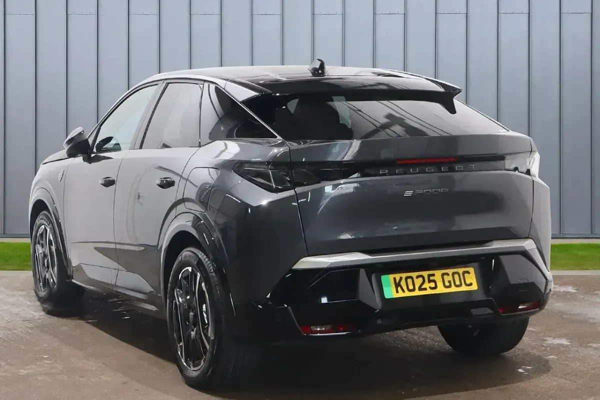 Używany Peugeot e-3008 GT 152 kW (207 KM) 2025 Szary SUV