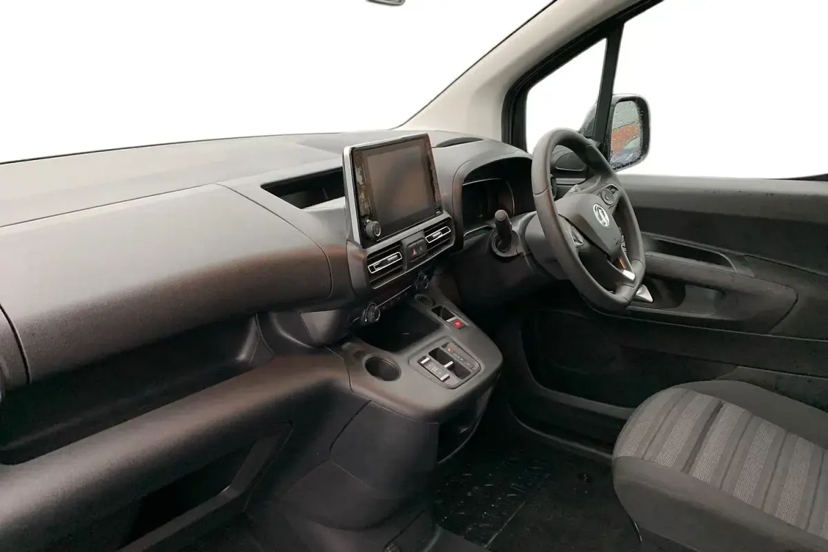Usado Vauxhall Combo Design Edition 100 kW (136 CV) 2023 Gris Monovolumen
