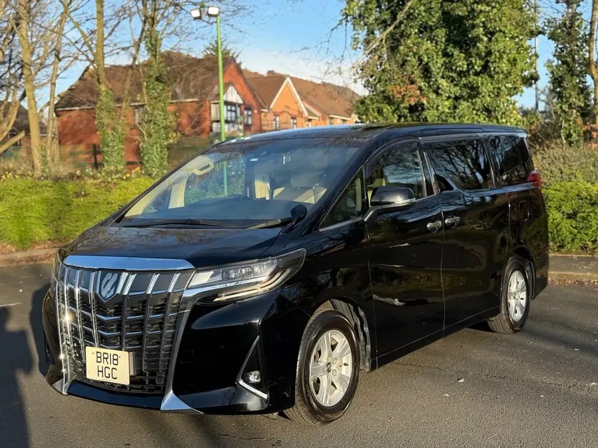 Usado Toyota Alphard 2025 Negro Monovolumen