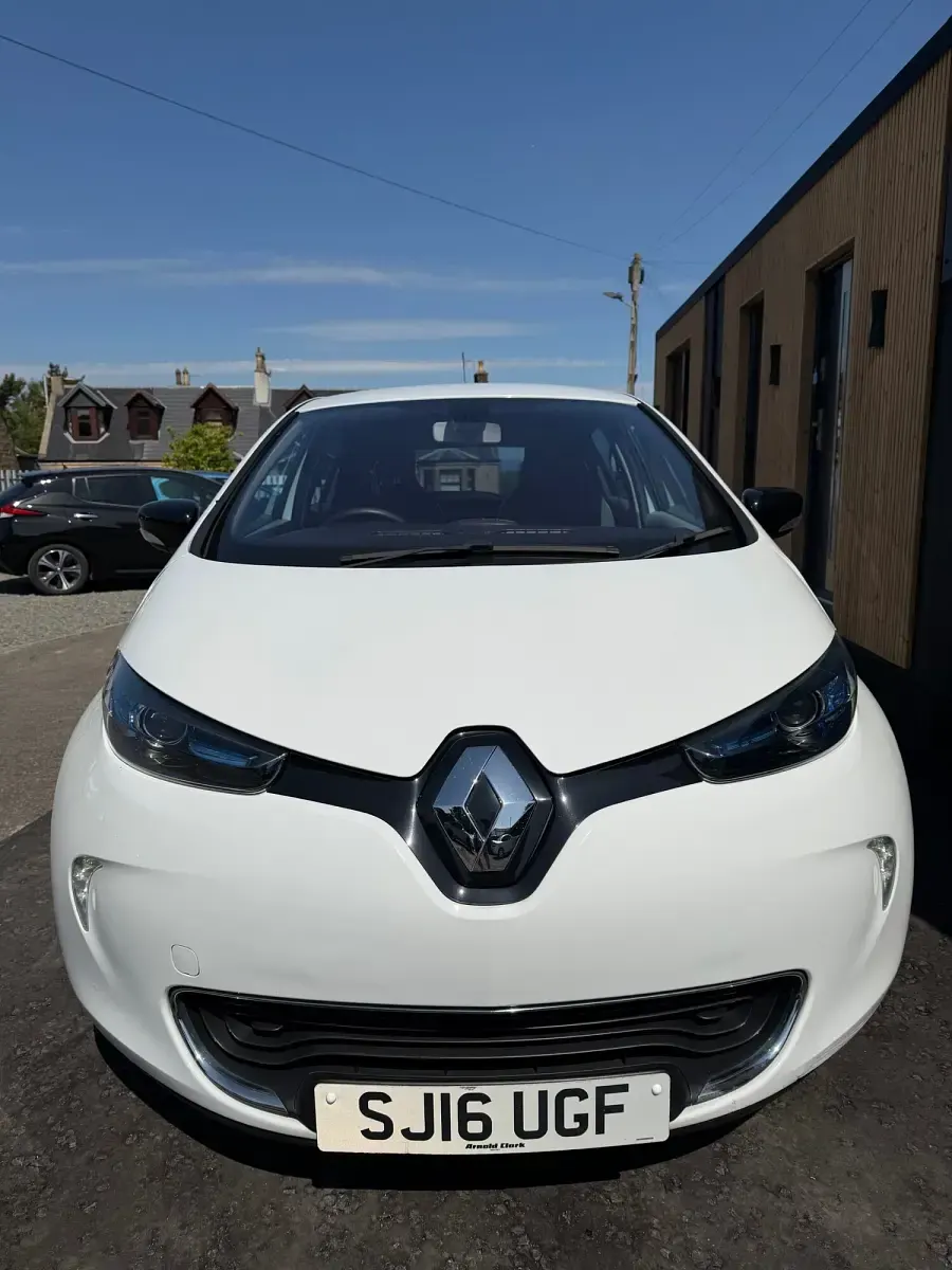 Used Renault Zoe Dynamique 64 kW (88 HP) 2016 White Hatchback
