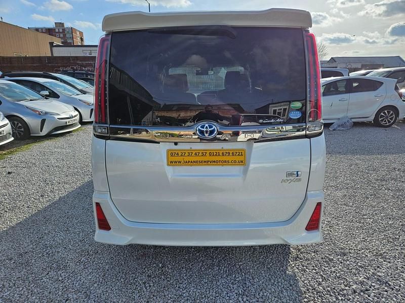 Begagnad Toyota Noah 2026 Vit Minibuss