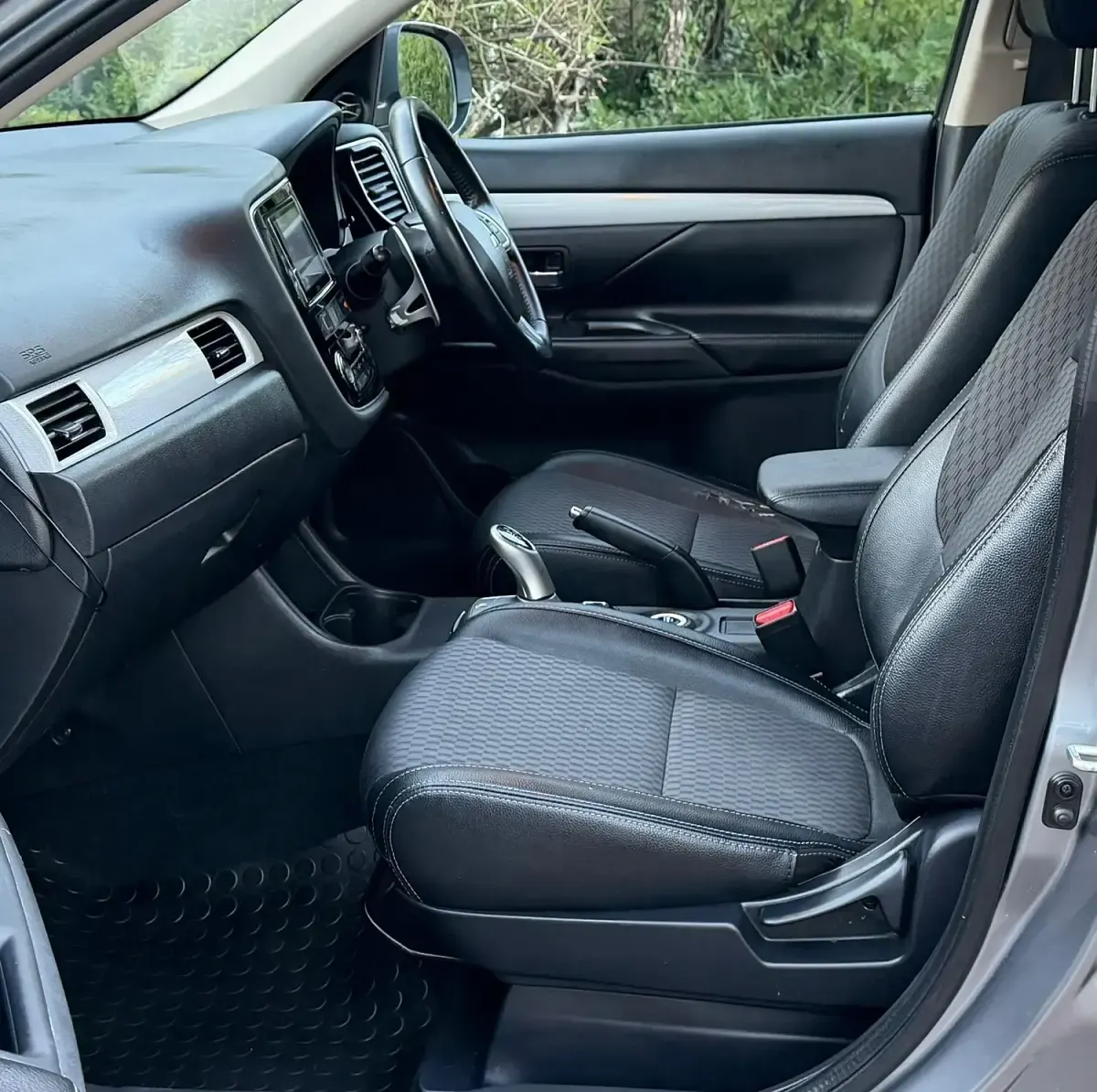 Used Mitsubishi Outlander P-HEV 200 HP (147 kW) 2015 Grey SUV