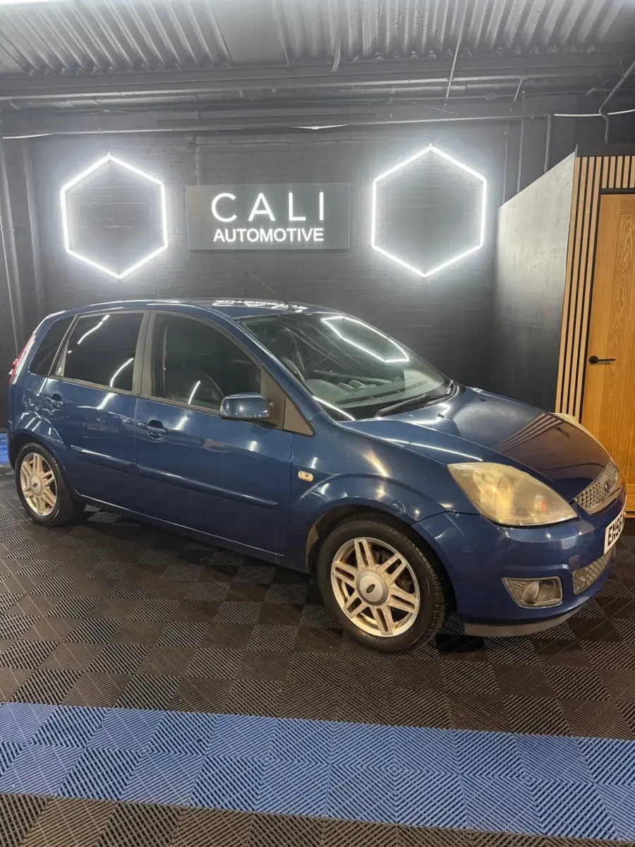 Begagnad Ford Fiesta Ghia 2007 Blå Halvkombi