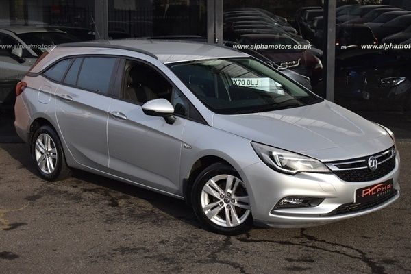 Sovereign silver Used 2018 Vauxhall Astra Design Edition Estate | £7,990 (Fair price) - Image 1/1