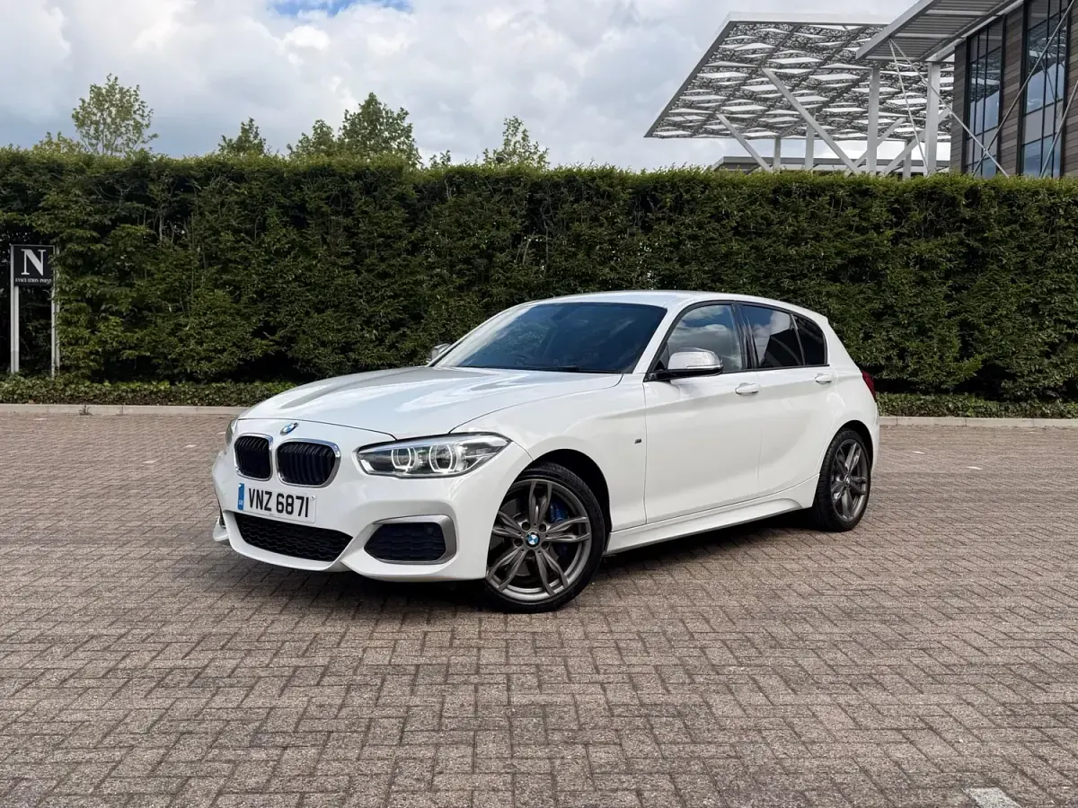 Begagnad BMW M135 326 HK (239 kW) 2016 Vit Halvkombi