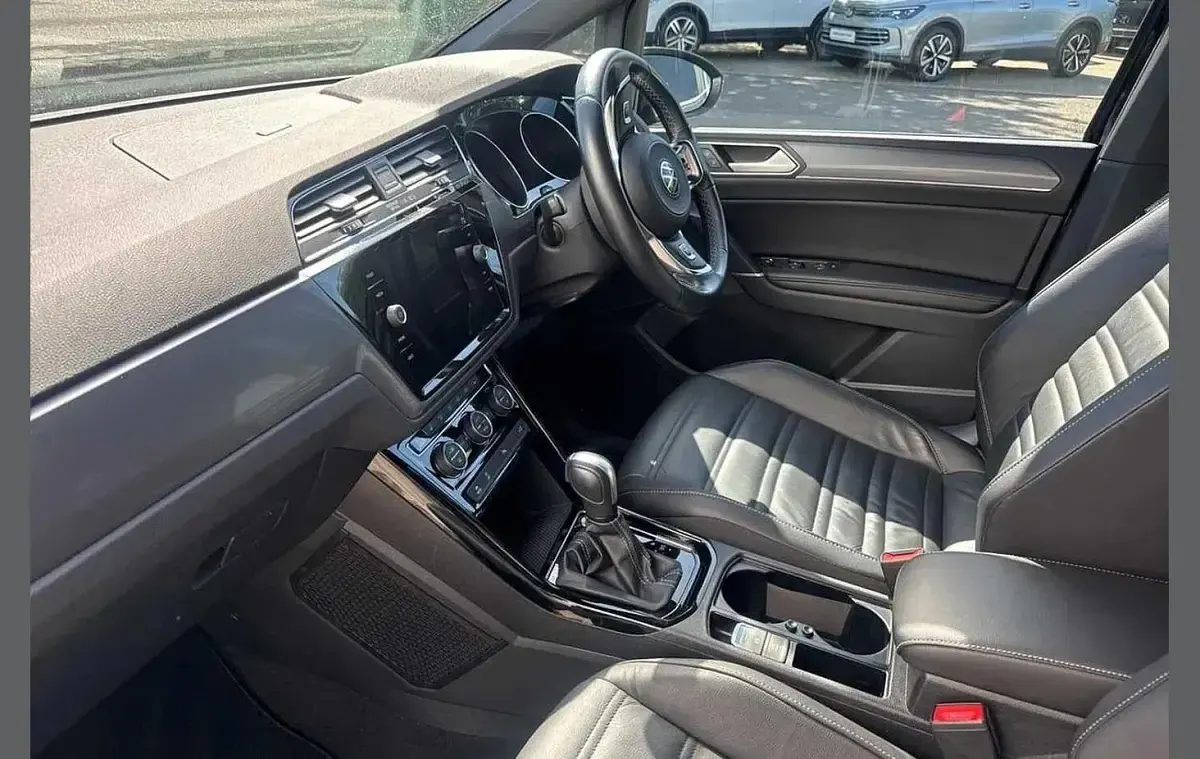 Begagnad VW Touran R-line 150 HK (110 kW) 2022 Svart Minibuss