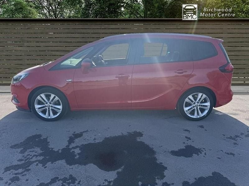 Used Vauxhall Zafira Tourer SRi 140 HP (102 kW) 2017 Red MPV