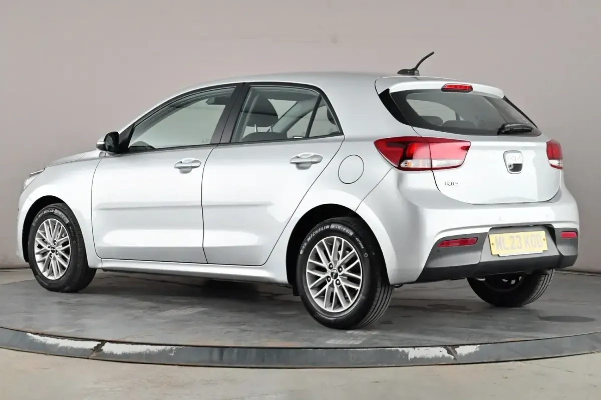 Used Kia Rio 99 HP (72 kW) 2023 Silver Hatchback