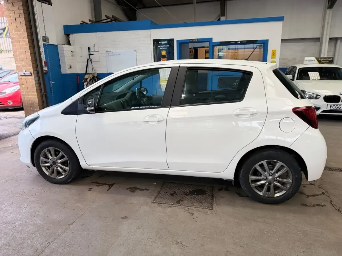 Używany Toyota Yaris 99 KM (72 kW) 2015 Biały Hatchback