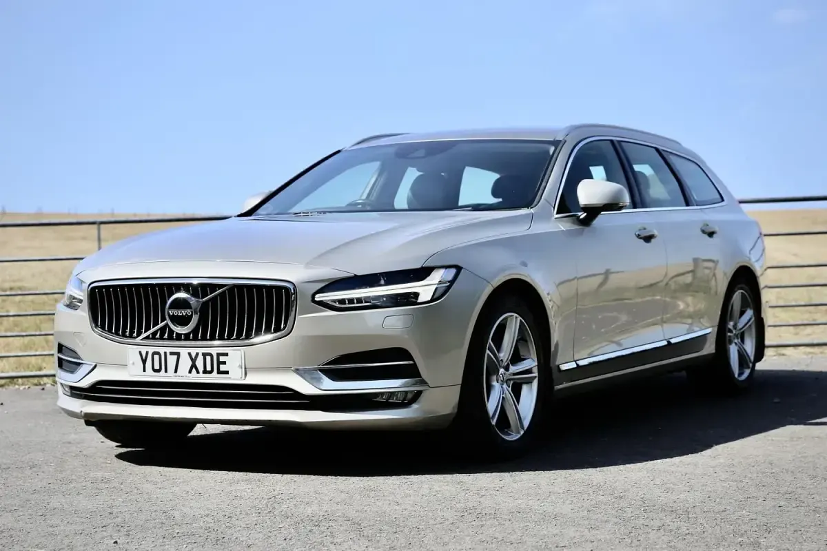 Used Volvo V90 Inscription 190 HP (139 kW) 2017 Gold Estate