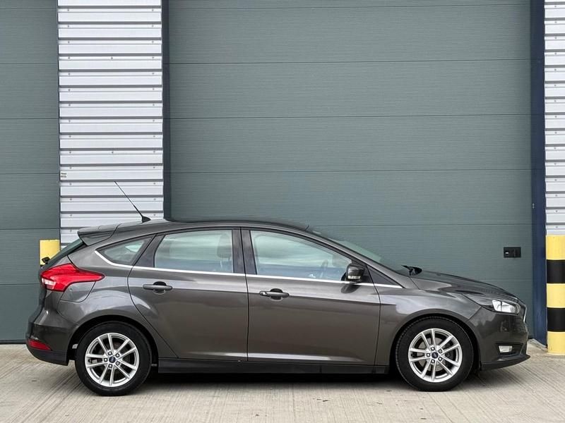 Usado Ford Focus Zetec 125 HP (91 kW) 2015 Cinzento Citadino