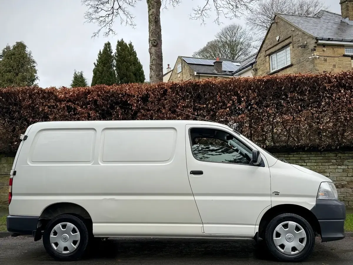 Used Toyota HiAce 95 HP (69 kW) 2010 White Van