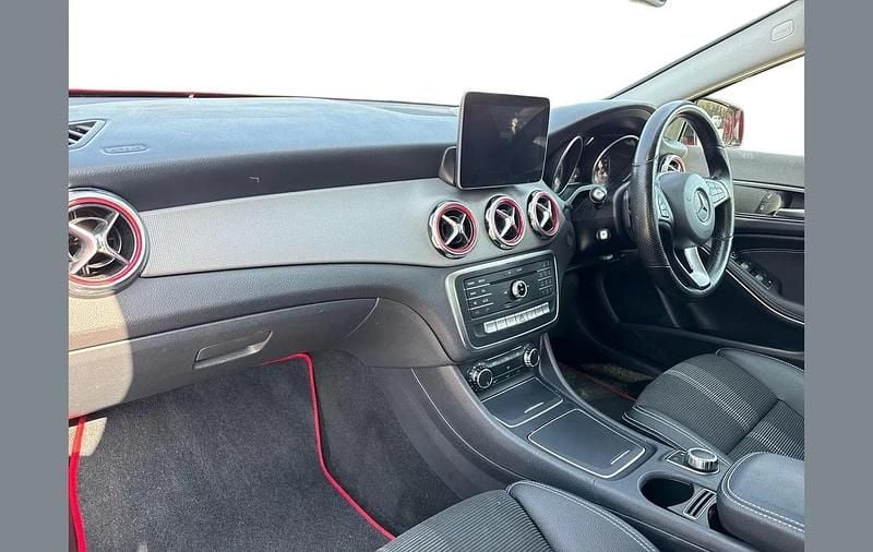 Used Mercedes GLA180 Urban 120 HP (88 kW) 2019 Red SUV