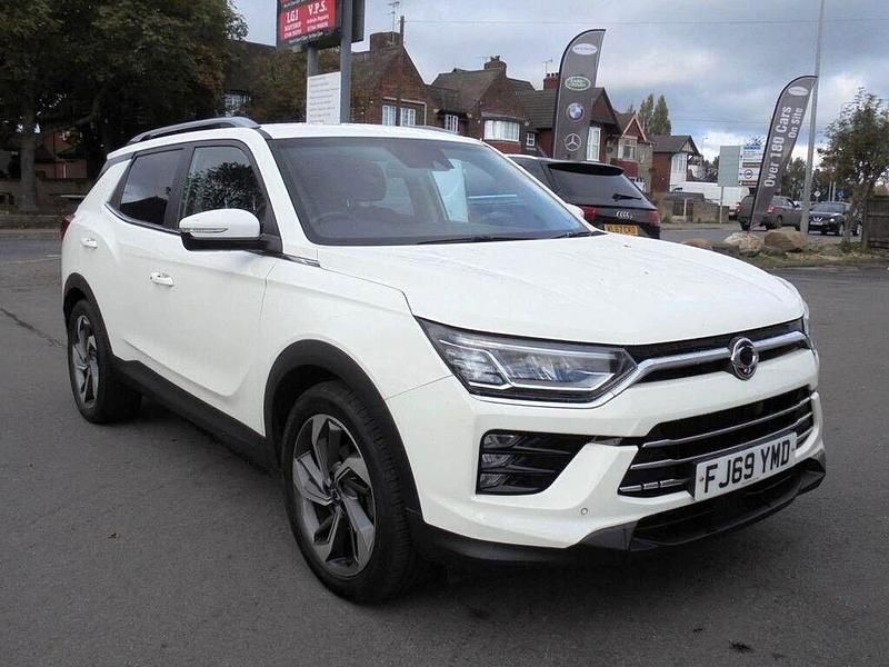 Used SsangYong Korando 136 HP (100 kW) 2019 White Estate