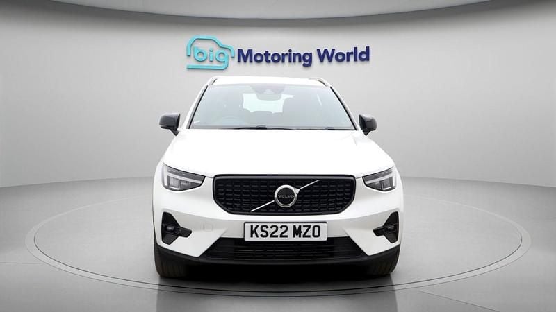 Used Volvo XC40 Plus 211 HP (155 kW) 2022 White SUV