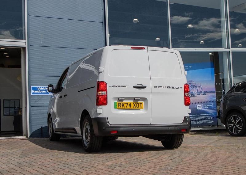 Uusi Peugeot e-Expert 98 kW (134 HP) 2025 Valkoinen Van