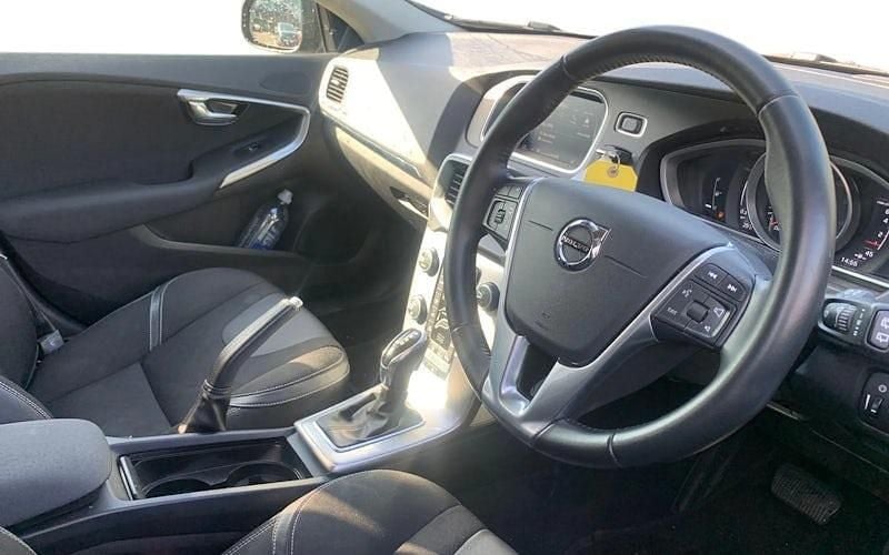 Used Volvo V40 Momentum 122 HP (89 kW) 2018 Black Hatchback