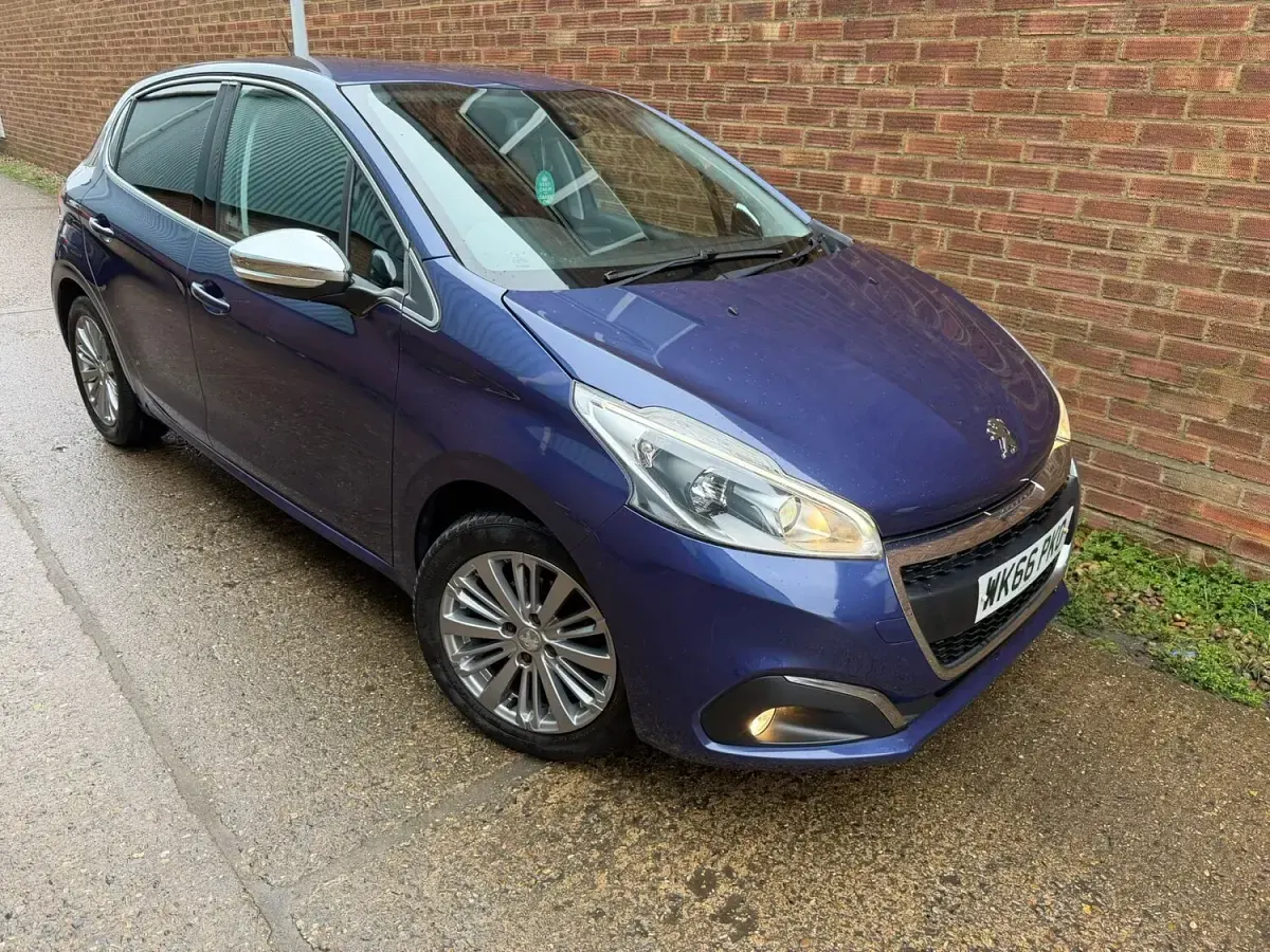 Used Peugeot 208 Allure 100 HP (73 kW) 2017 Blue Hatchback