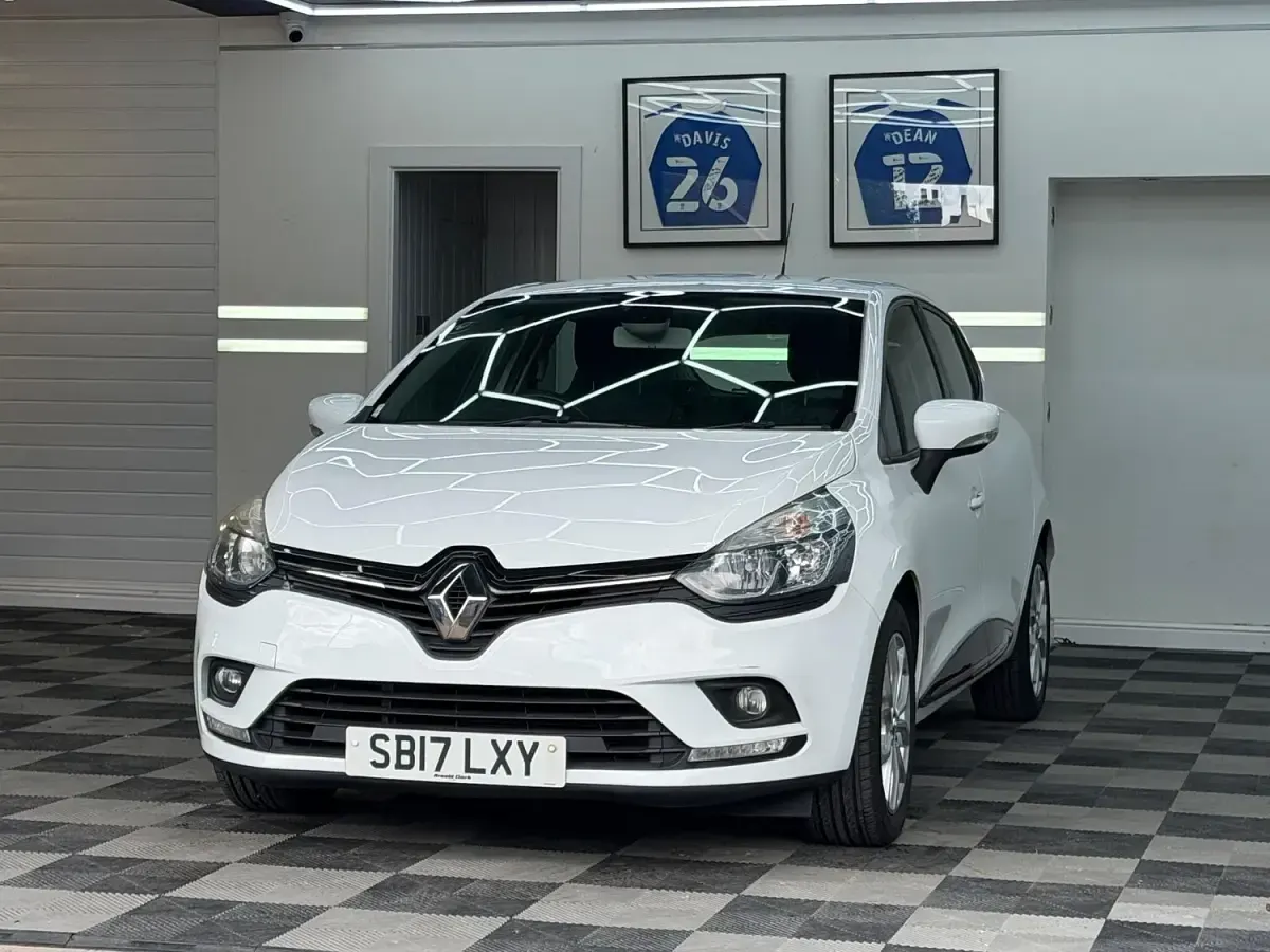 Used Renault Clio Dynamique 75 HP (55 kW) 2017 White Hatchback