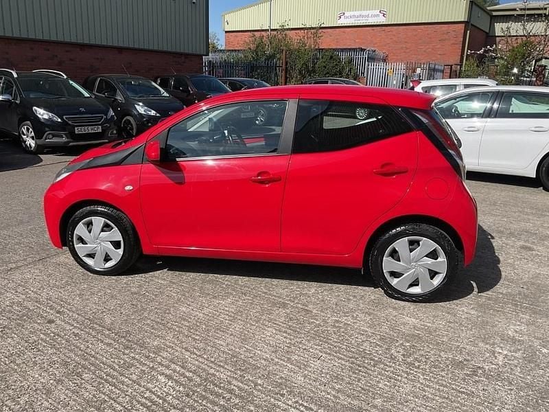 Begagnad Toyota Aygo X-play 2015 Röd Halvkombi