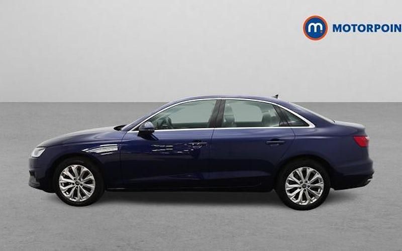 Używany Audi A4 150 KM (110 kW) 2023 Niebieski Sedan/Limuzyna