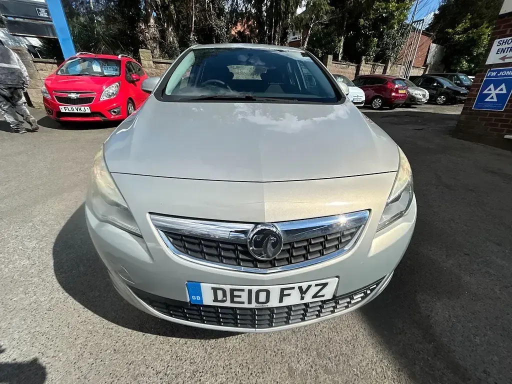 Used Vauxhall Astra 2010 Metallic silver Hatchback