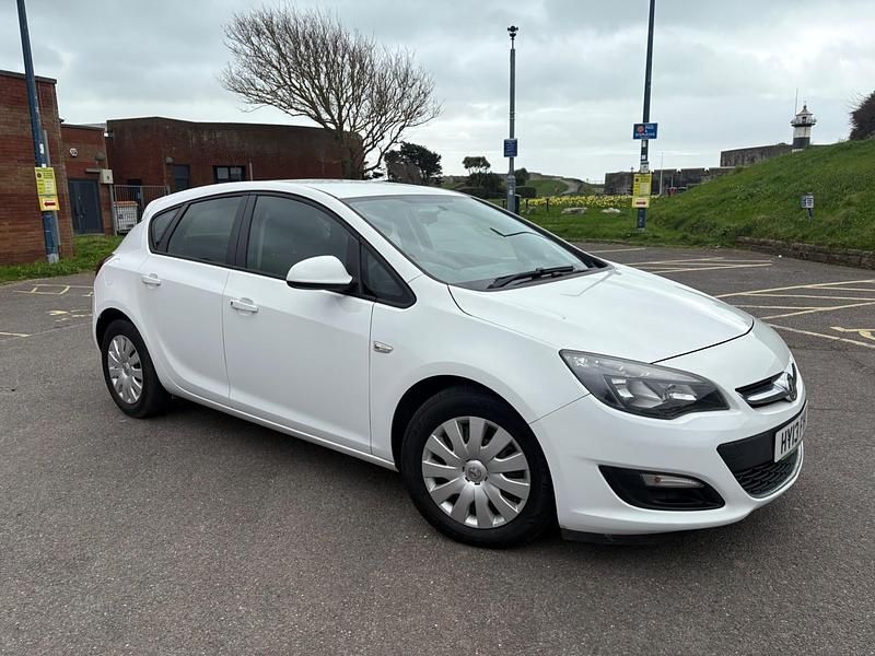 Used Vauxhall Astra S 110 HP (80 kW) 2013 White Hatchback