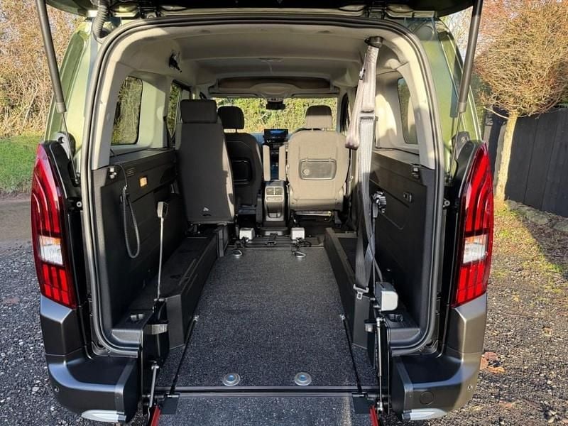 Used Peugeot Rifter Allure 2025 Green MPV