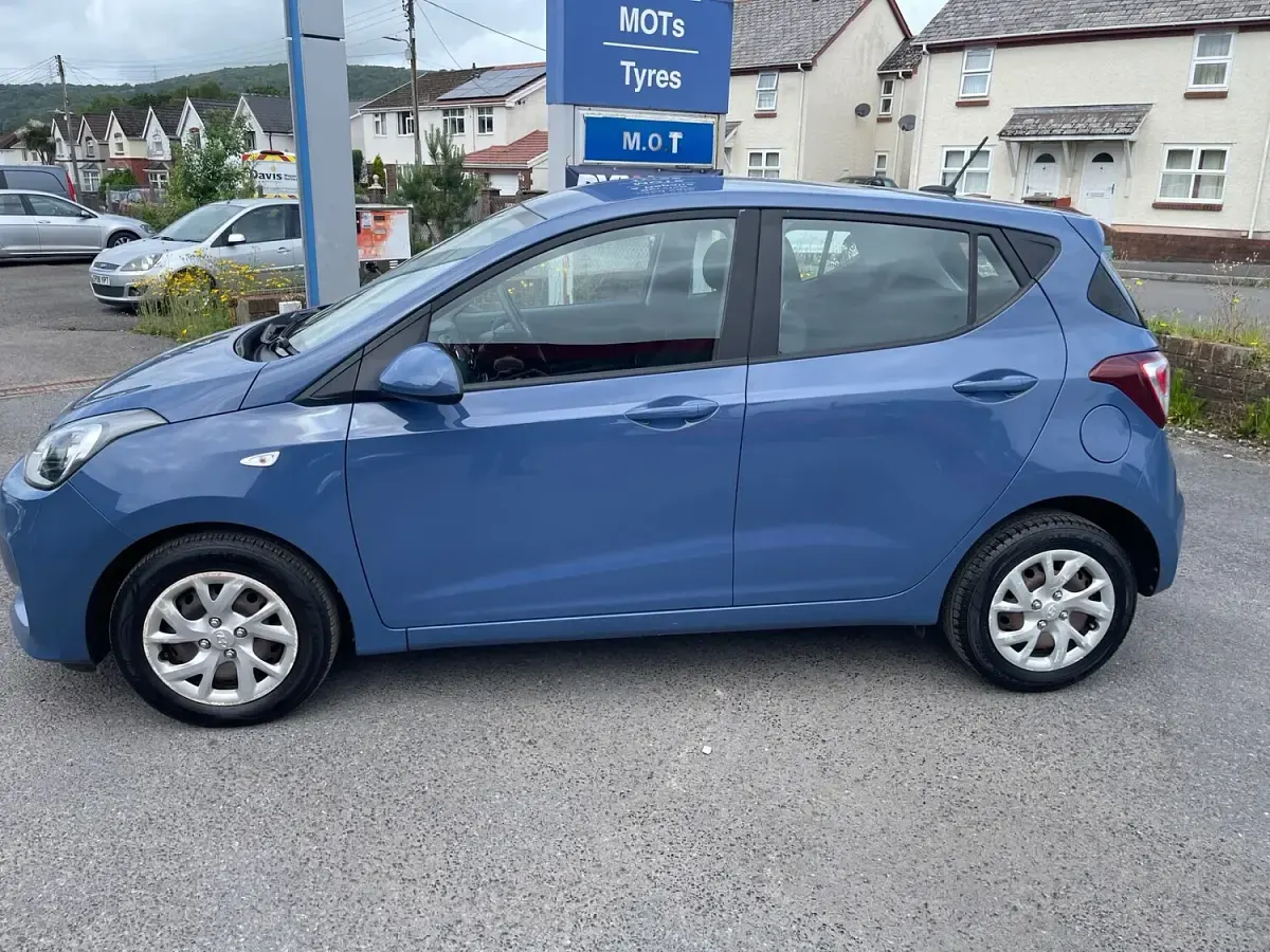 Used Hyundai i10 SE 67 HP (49 kW) 2017 Blue Hatchback