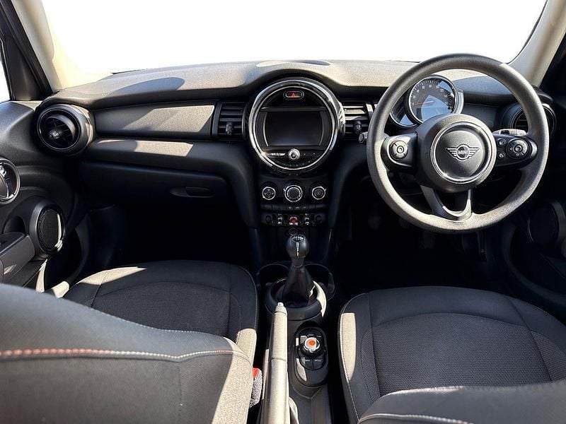 Używany Mini ONE Classic 101 KM (74 kW) 2019 Niebieski Hatchback