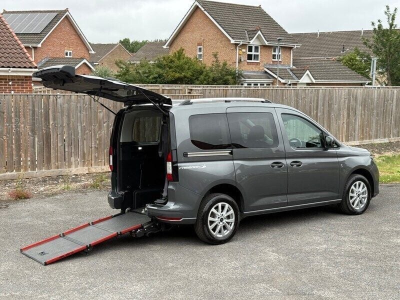 Grey Used 2024 Ford Tourneo Connect Titanium MPV | £18,895 (Super price) - Image 1/4
