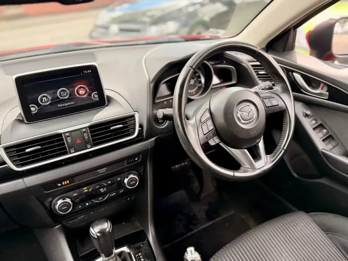 Begagnad Mazda 3 2014 Röd Halvkombi