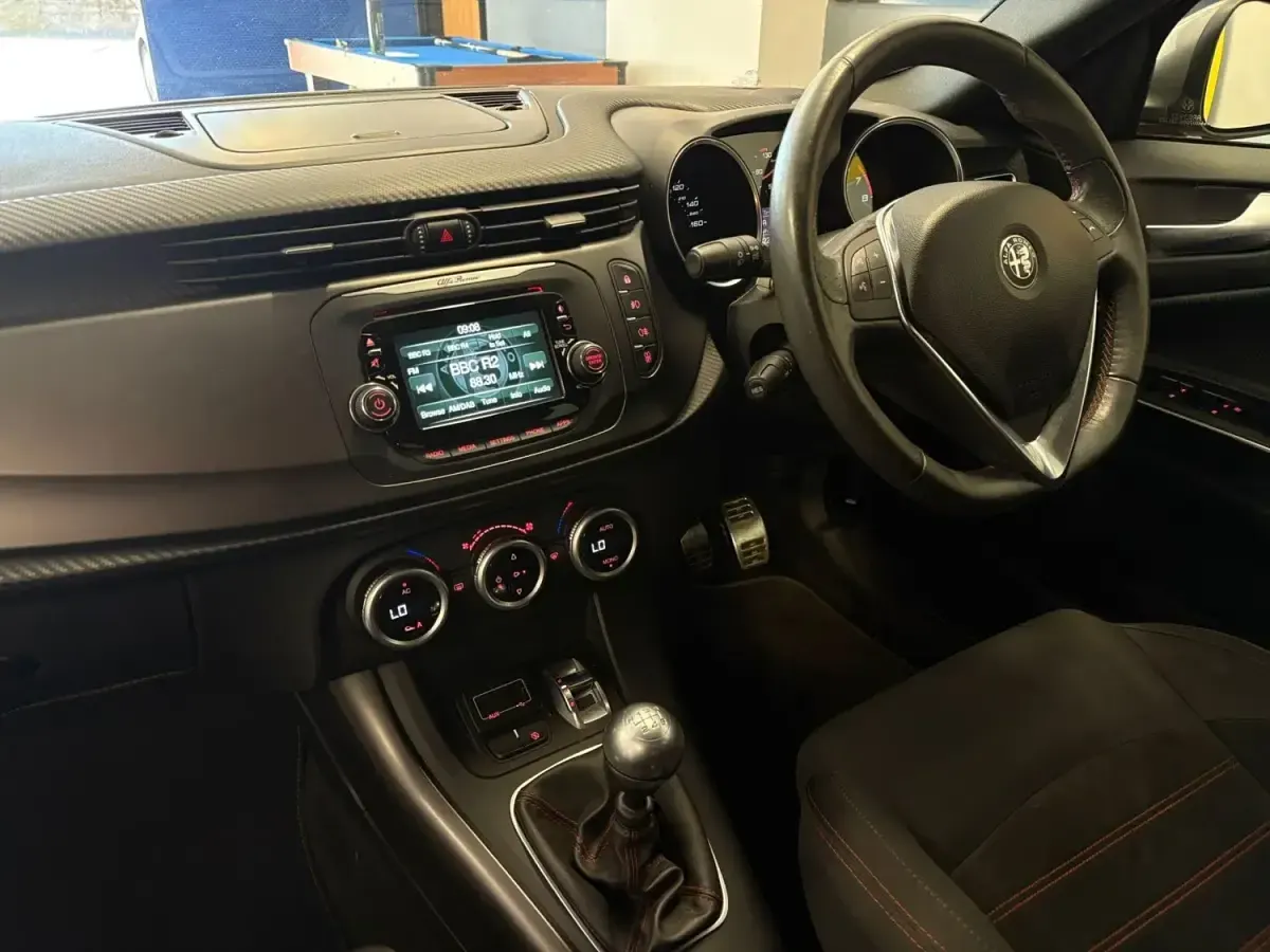 Begagnad Alfa Romeo Giulietta Super 150 HK (110 kW) 2017 Röd Halvkombi