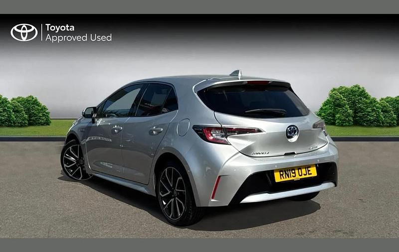 Używany Toyota Corolla 122 KM (89 kW) 2019 Srebrny Hatchback
